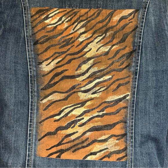 Hand painted embellished tiger, jungle design Jean jacket, women’s small, petite - Picture 3 of 9